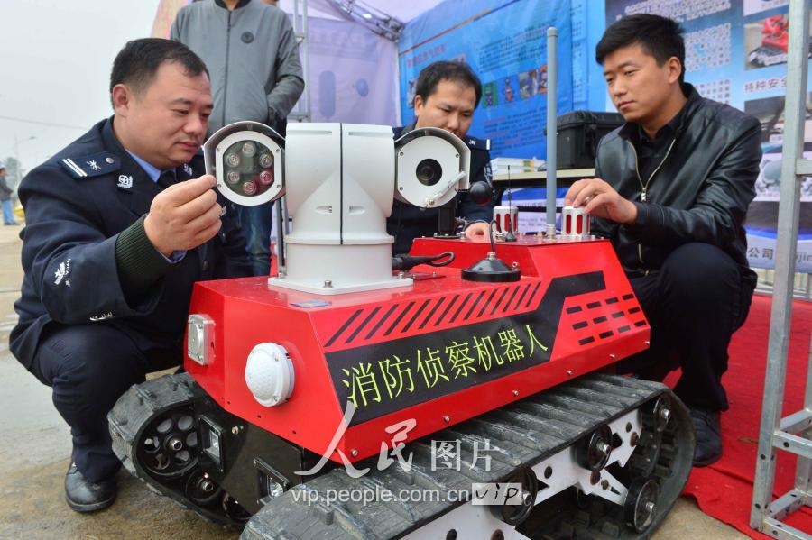 北京凌天攜消防滅火機(jī)器人、偵查機(jī)器人助力人全國(guó)?；窇?yīng)急救援