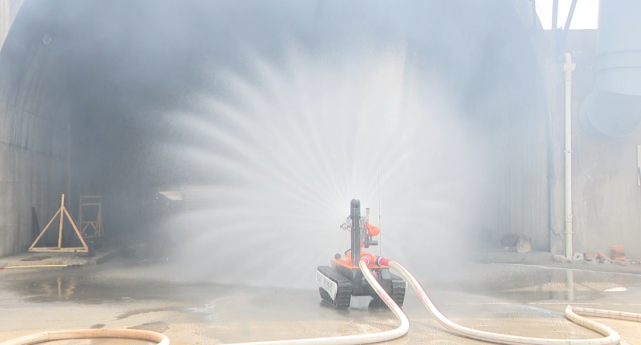 昭通首輛消防滅火機(jī)器人在昭陽(yáng)區(qū)“上崗”凌天智能提供